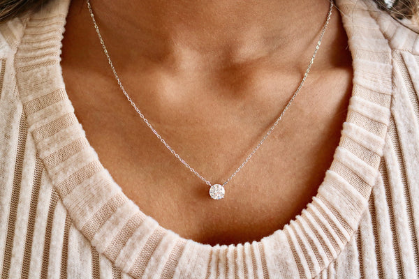 Κολιέ από ασήμι Moissanite με στρογγυλή πασιέντζα σε κομψή μπριγιάν στα 1,20 καρατίων (7 χιλιοστά)