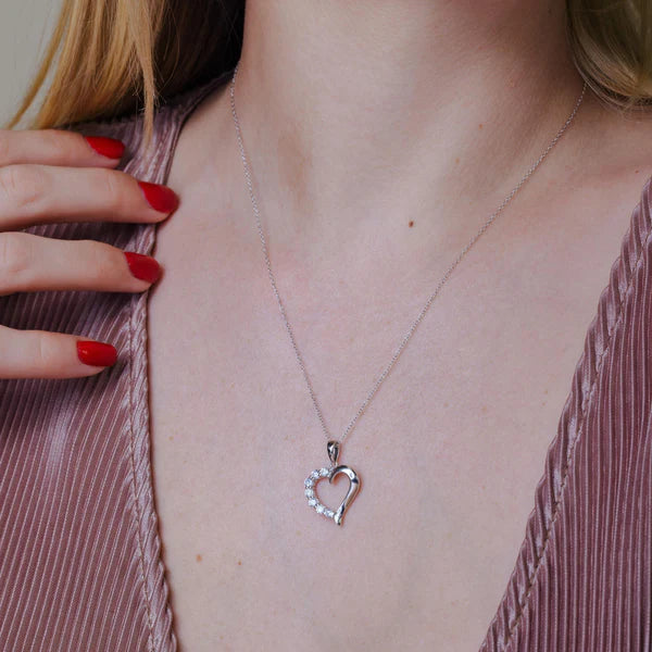 Collar con colgante de corazón abierto de circonita cúbica en plata de ley 925 - SSLPN018 